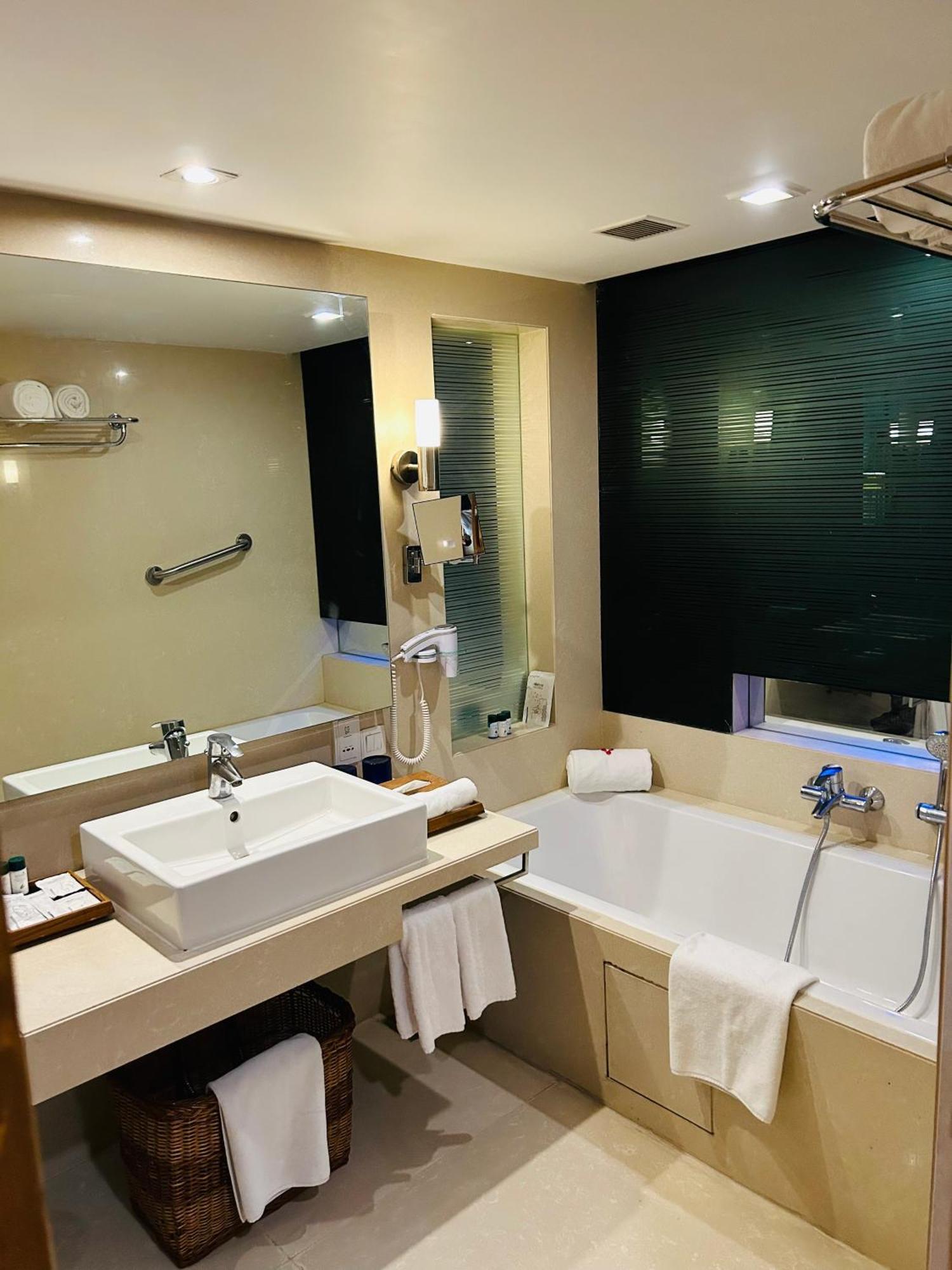 Fortune Select Sg Highway, Ahmedabad - Member Itc Hotels' Group Zewnętrze zdjęcie