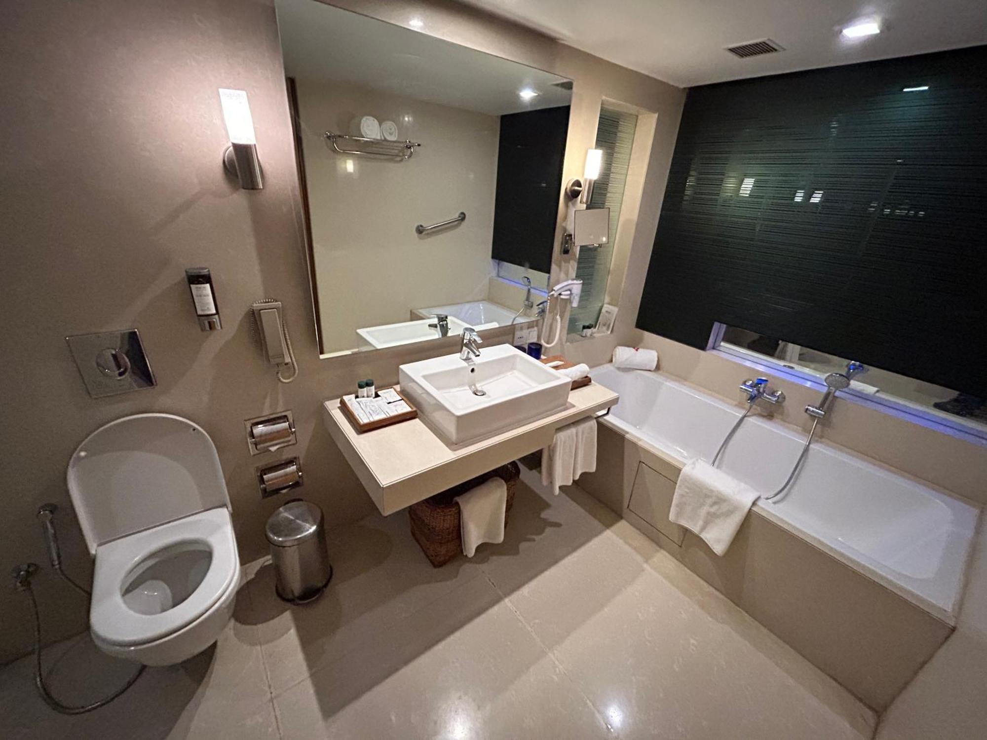 Fortune Select Sg Highway, Ahmedabad - Member Itc Hotels' Group Zewnętrze zdjęcie